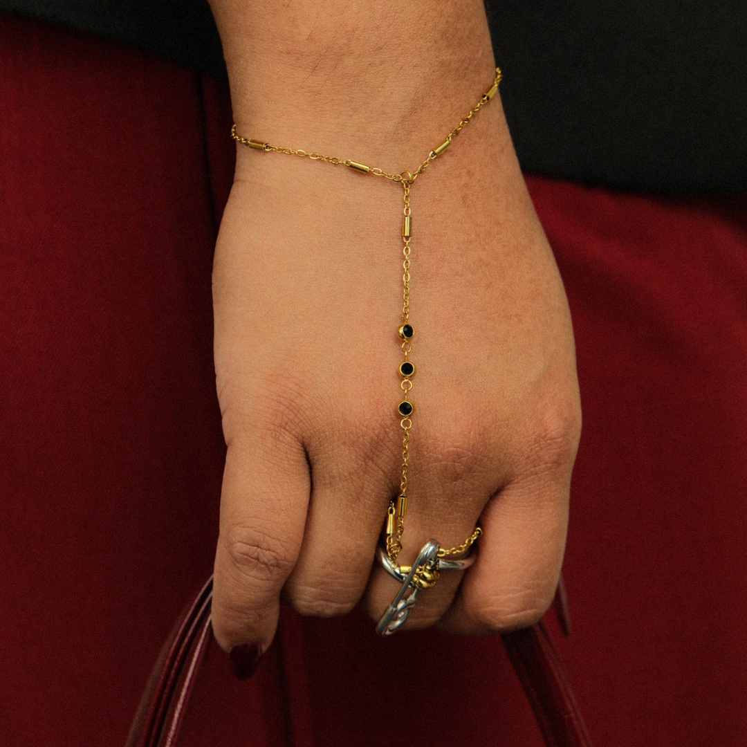 Noir hand chain