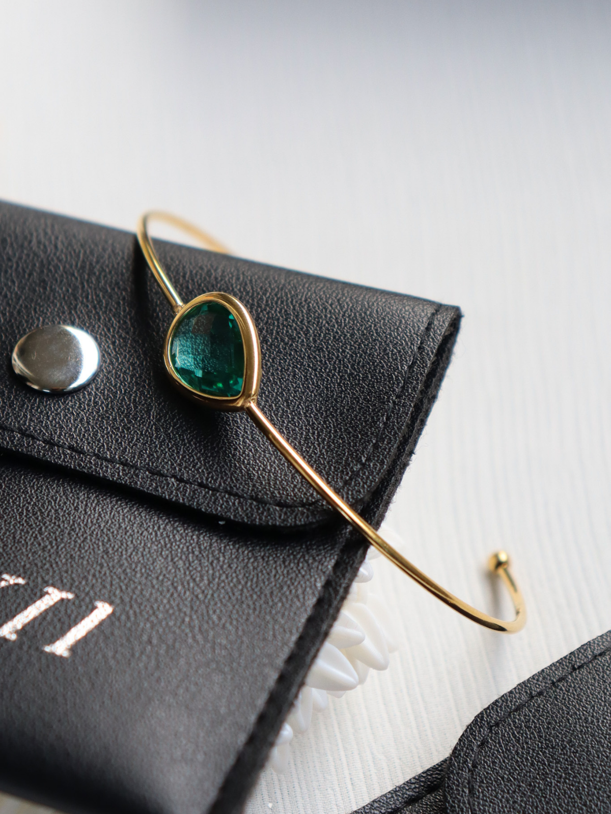Sona teardrop bangle
