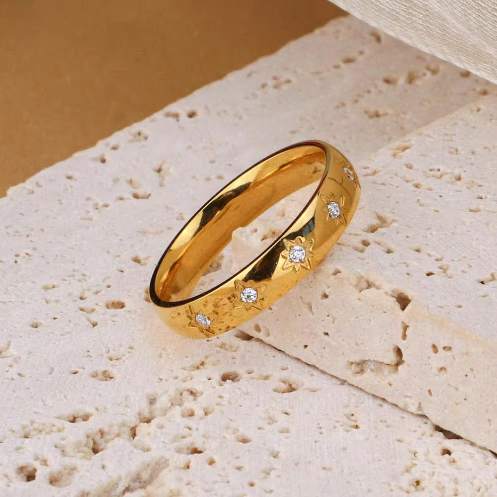 Rounded northstar band ring