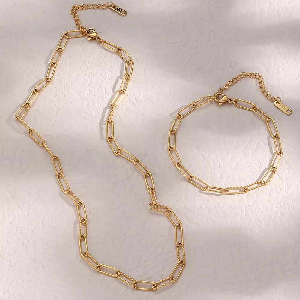Textured paperclip chain