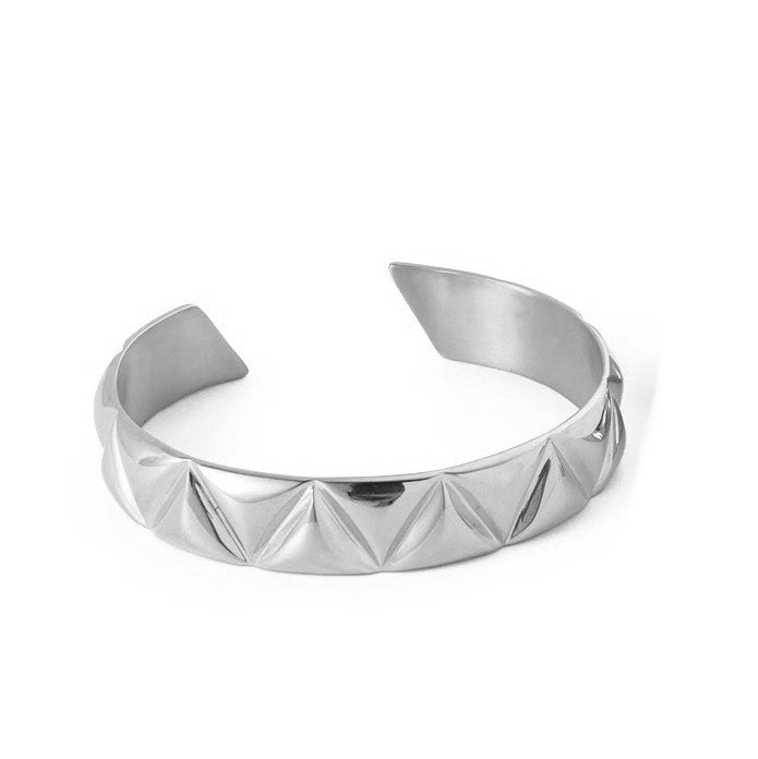 Rhombic bangle