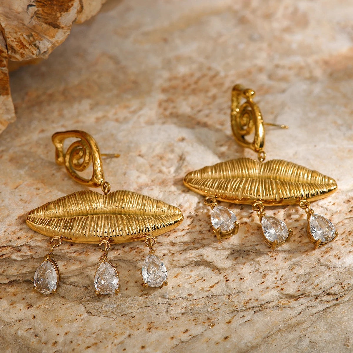 Kissy lips earrings