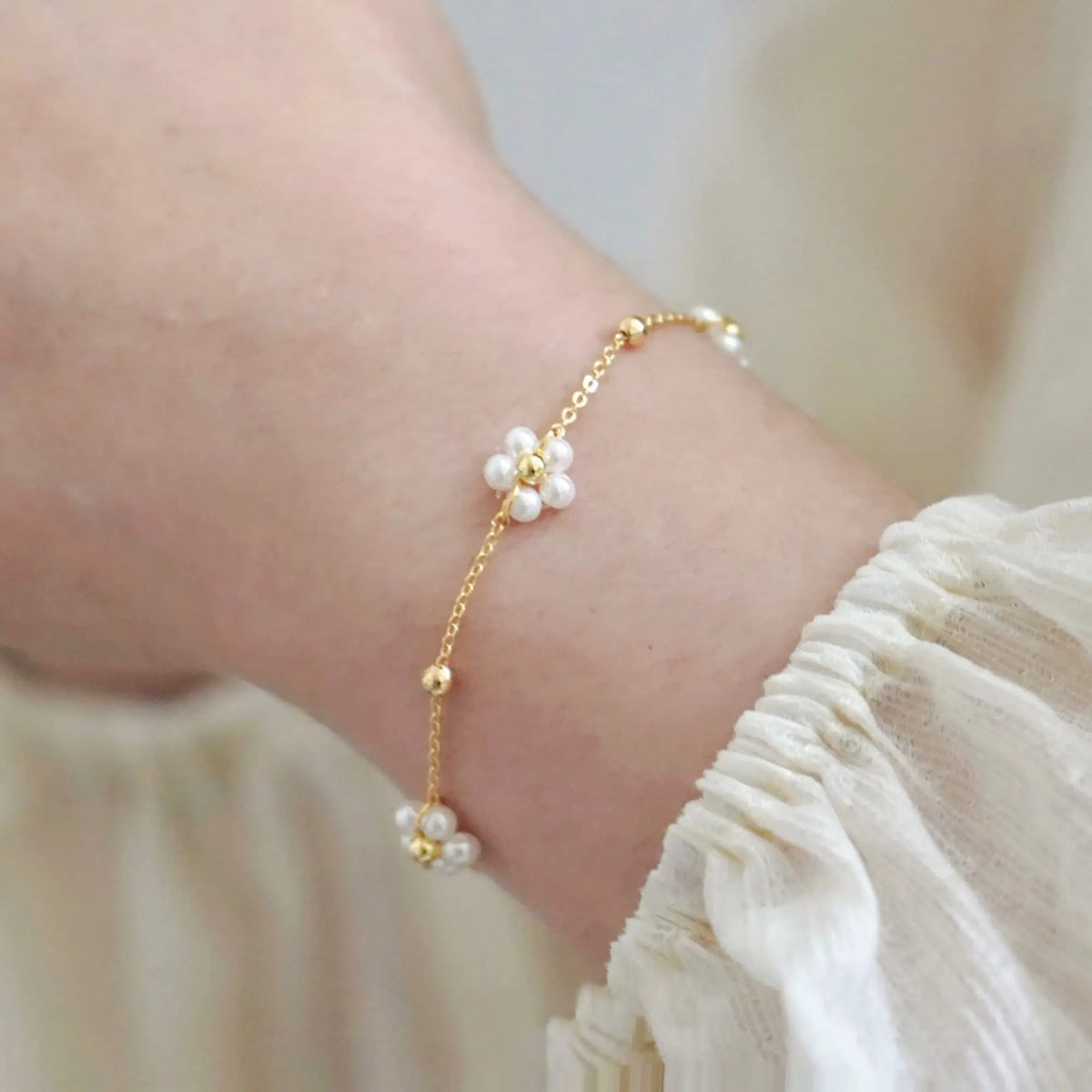 White daisy bracelet