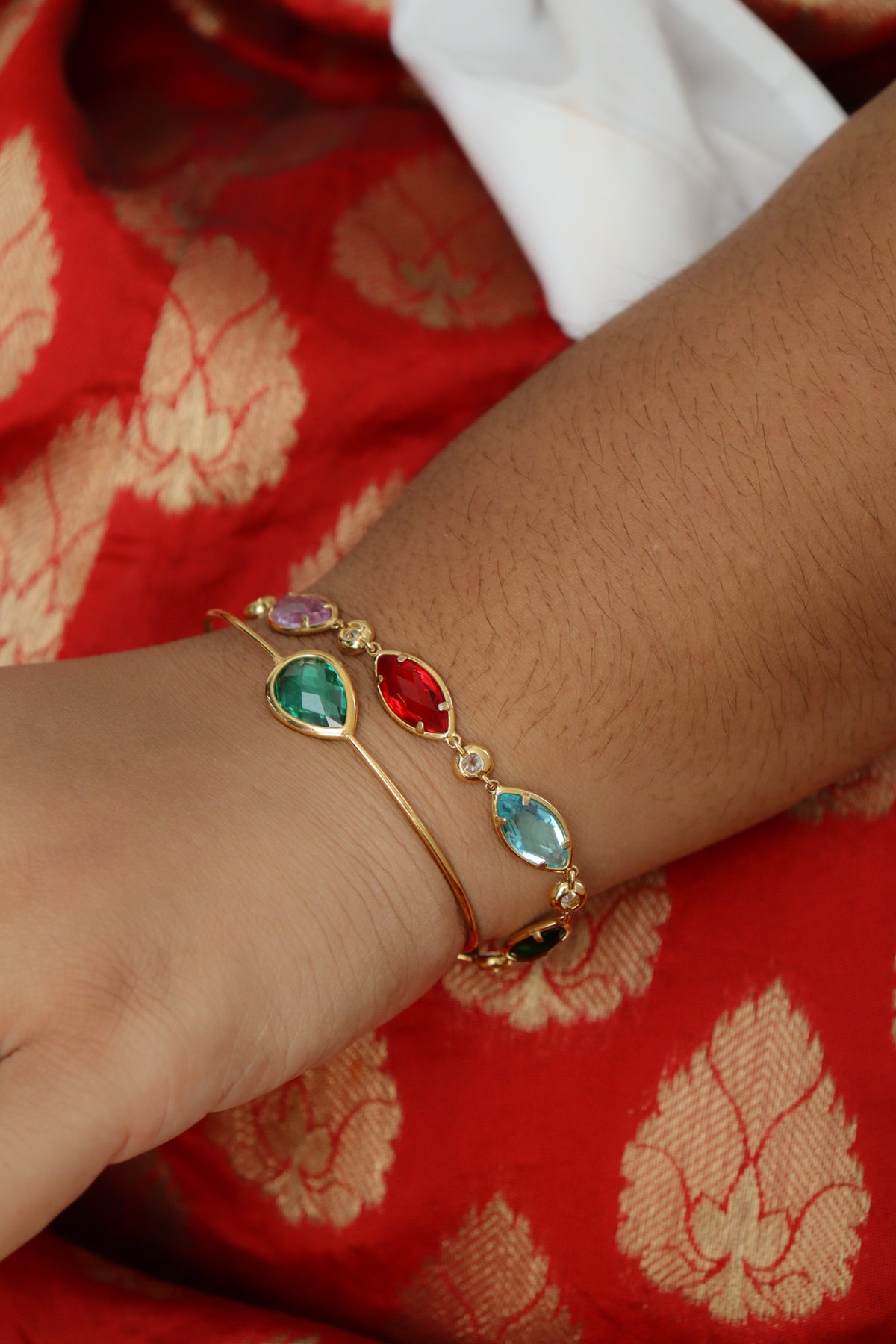 Sona teardrop bangle