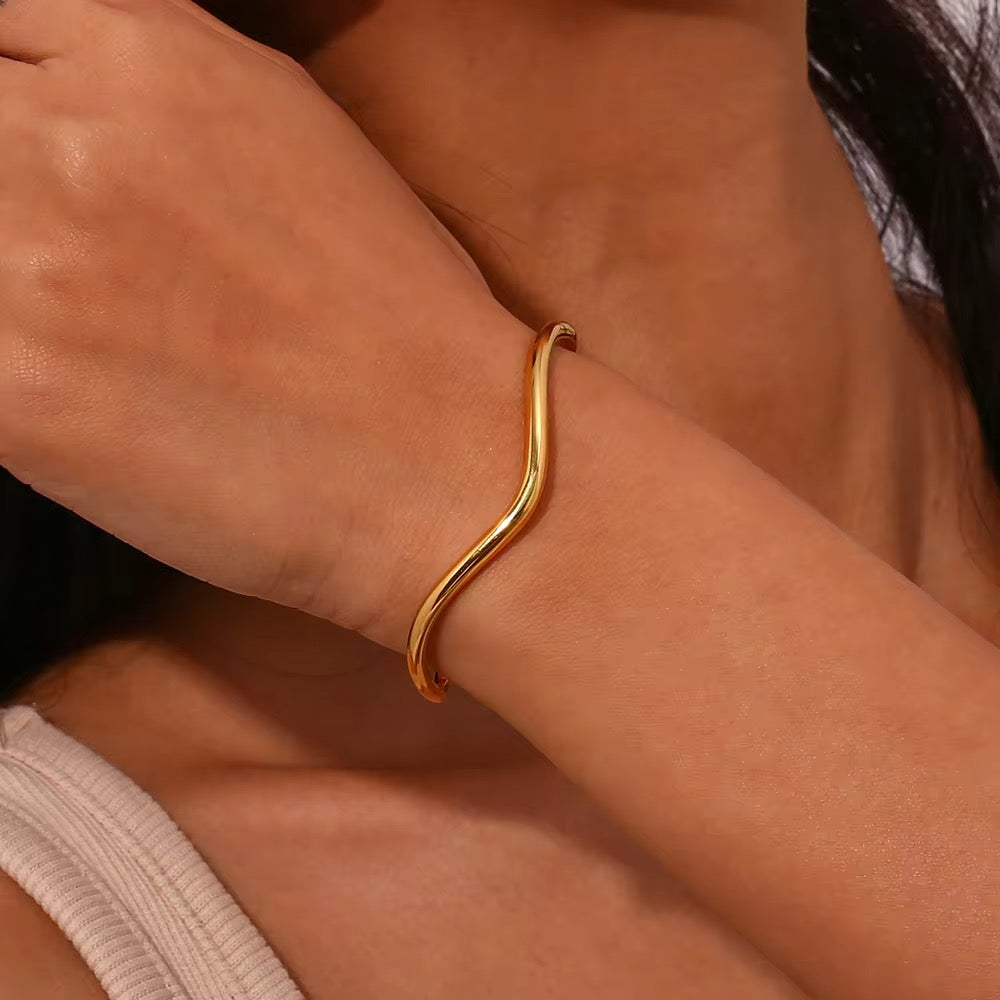 Trace bangle