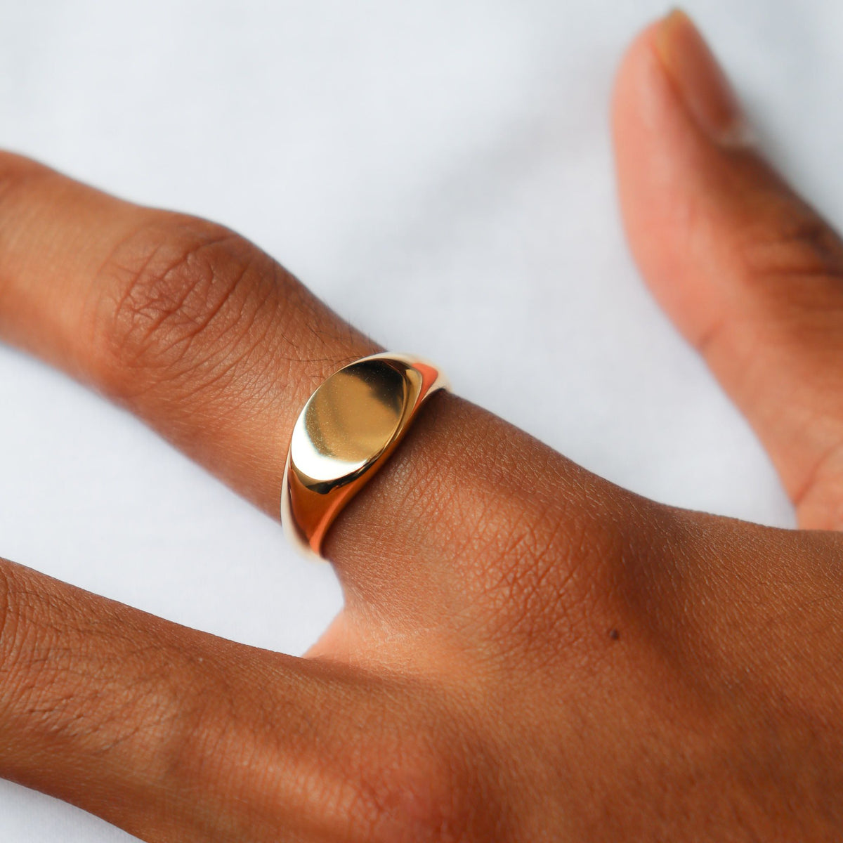 Oval singlet ring