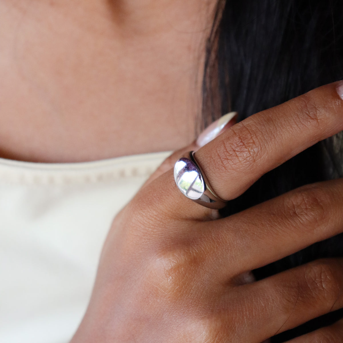 Oval singlet ring