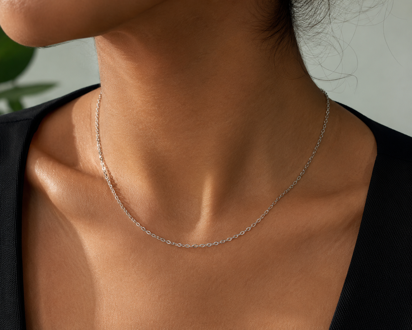 O-shape chain in Silver, close-up on skin