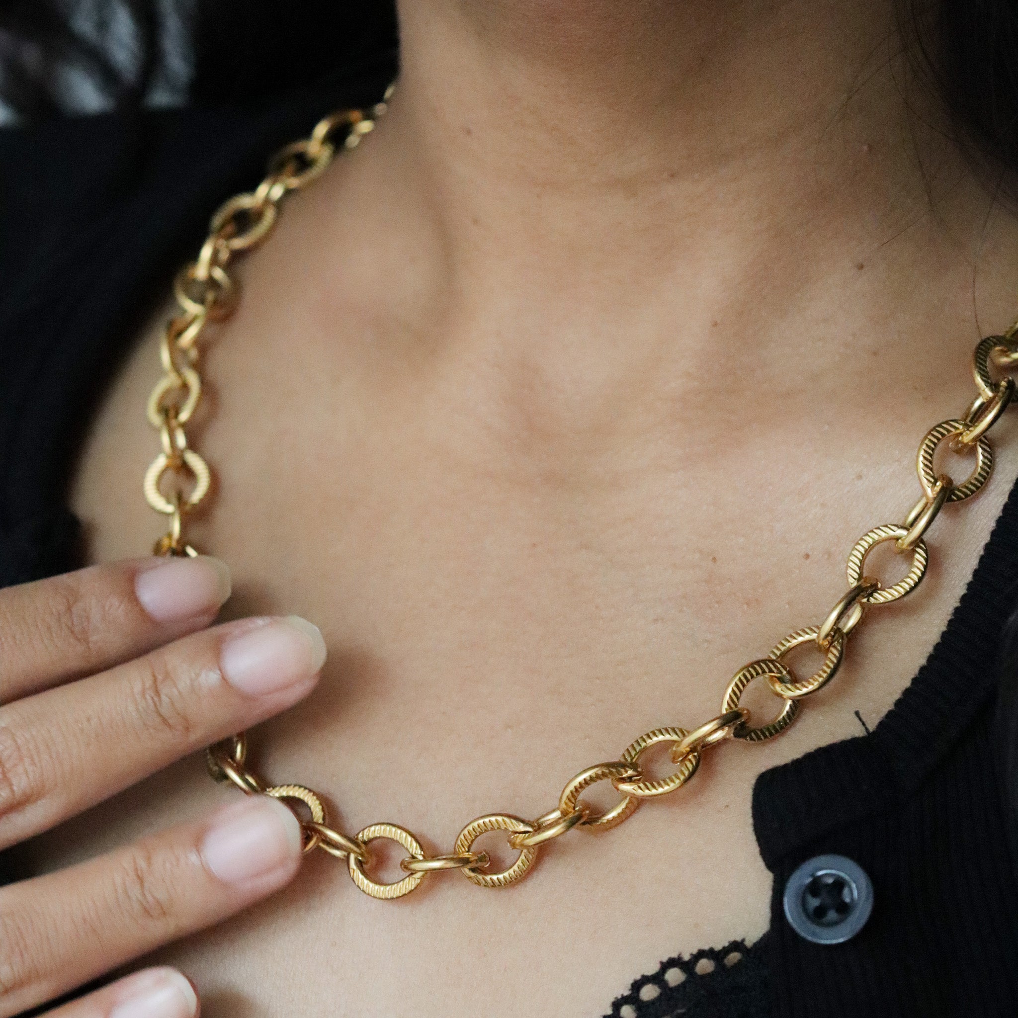 Textured circle ring chain