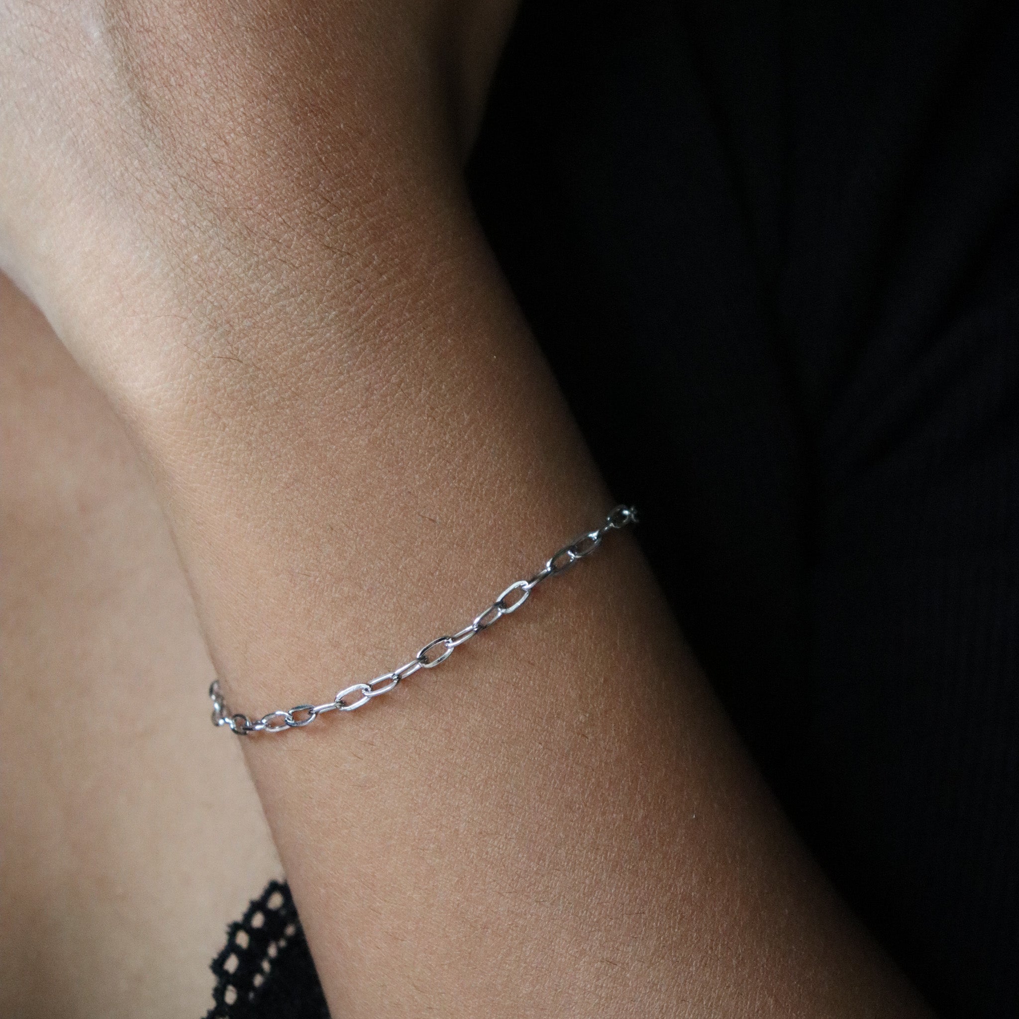 Thin link bracelet