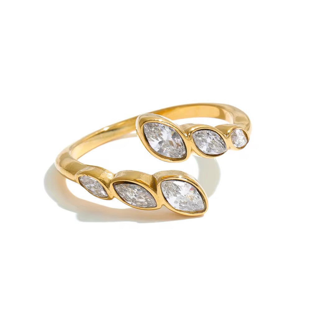 Duet Ring in gold on white