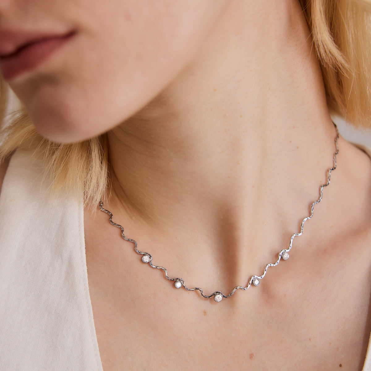 Gilded Chain in silver worn close-up