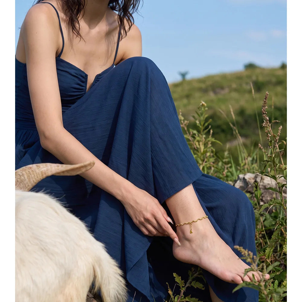 Onda Anklet in gold worn