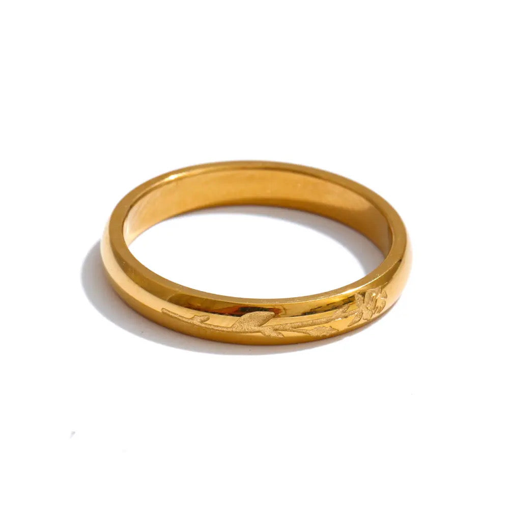 Terra Ring in gold on white
