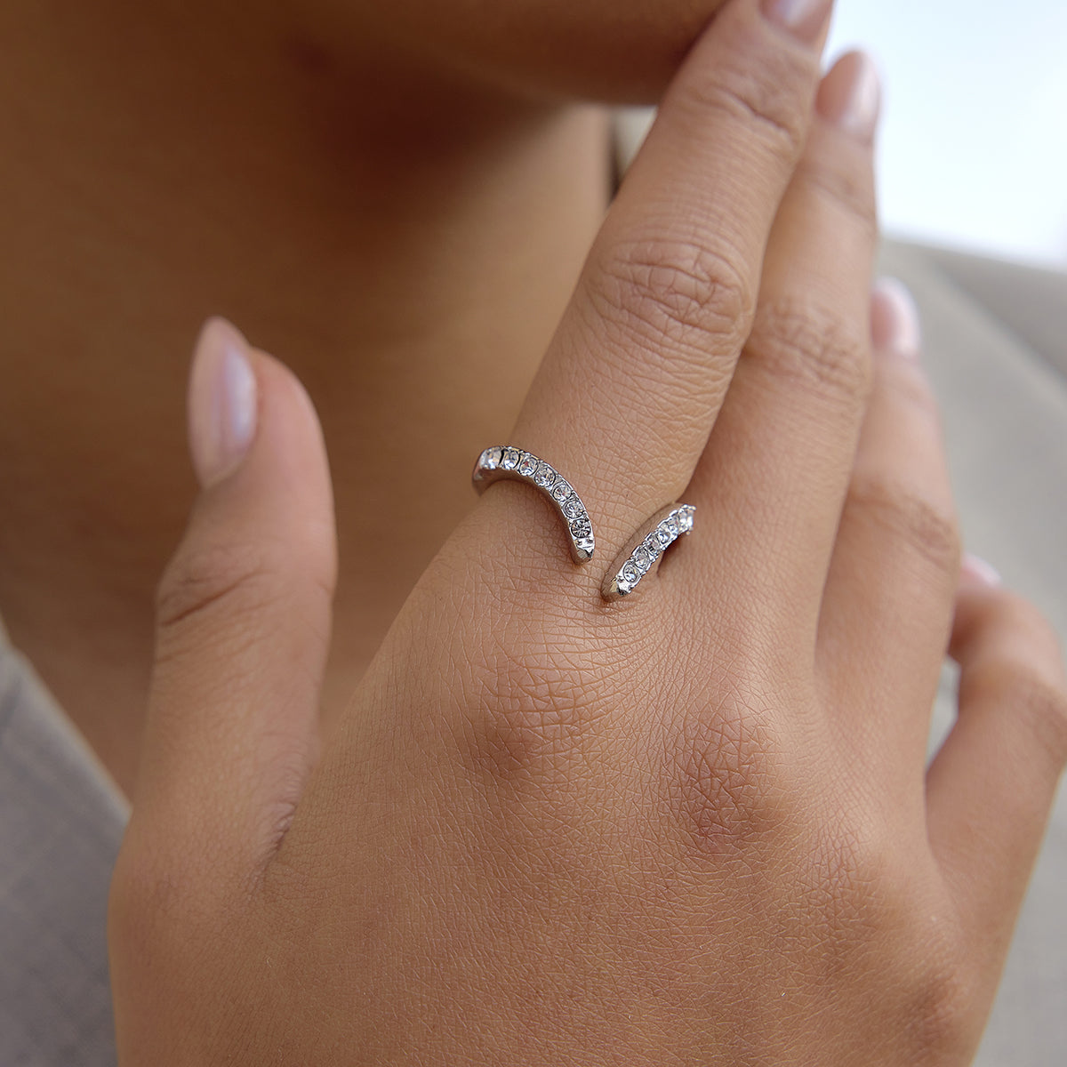 Vivi Ring in silver worn
